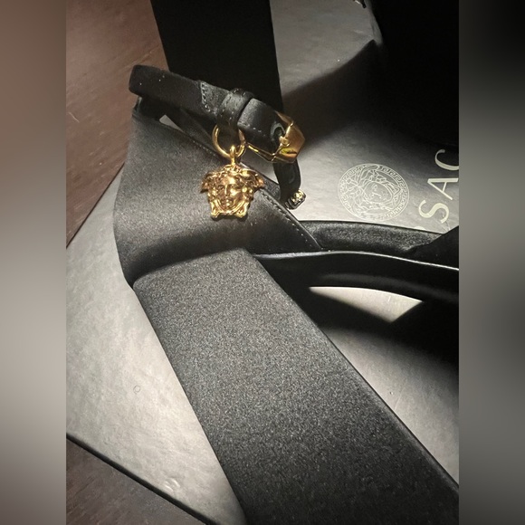 VERSACE Medusa Aevitas Satin Crystal-Embellished Platform Pumps Black 41EU/11US - Picture 3 of 12